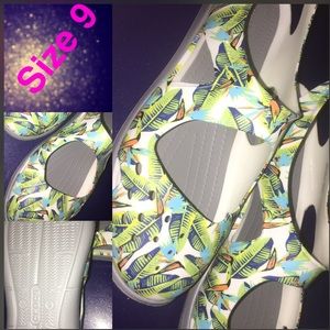 Size 9W Crocs Sandal Island Theme